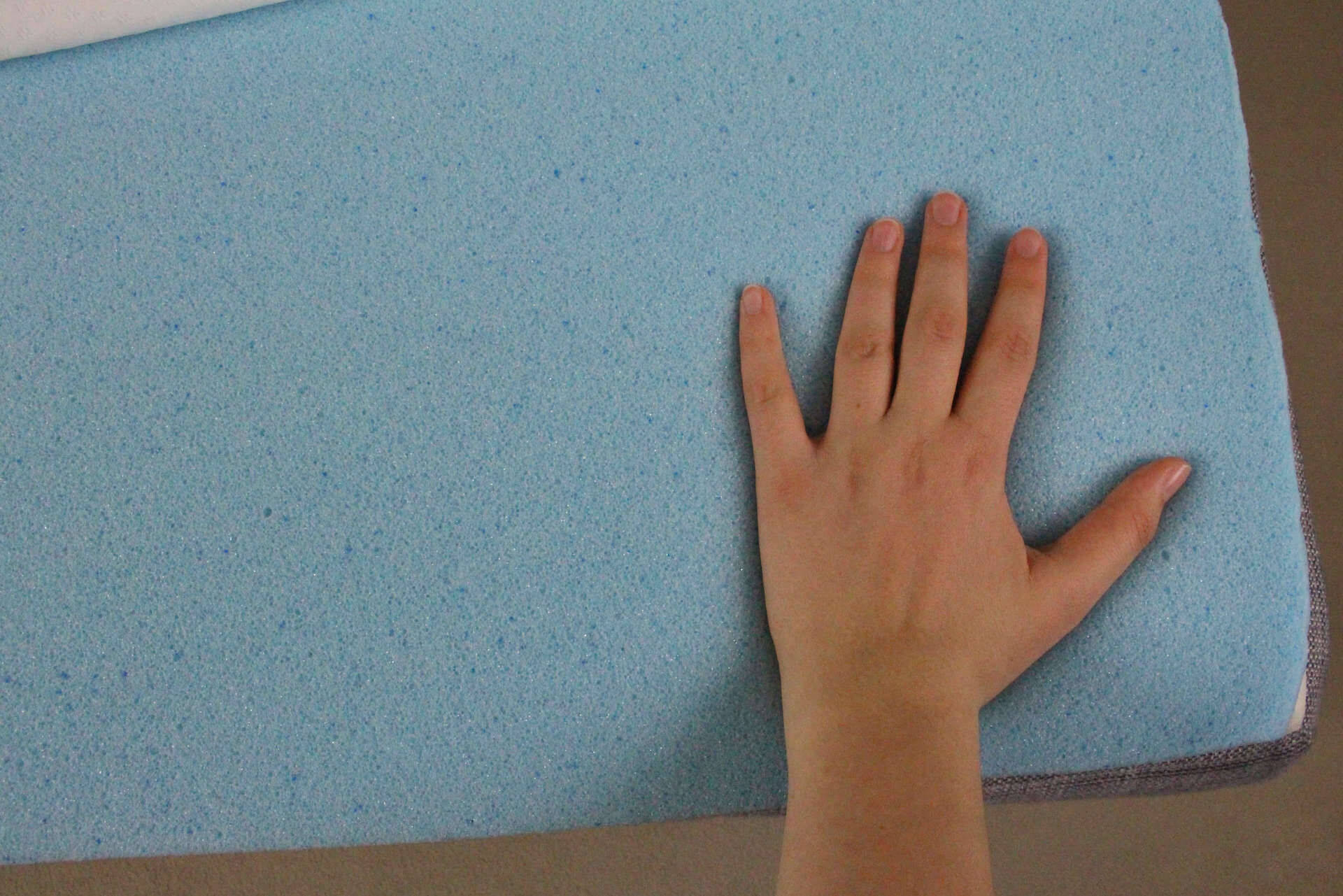 eazzzy Topper Hand auf Schaumschicht